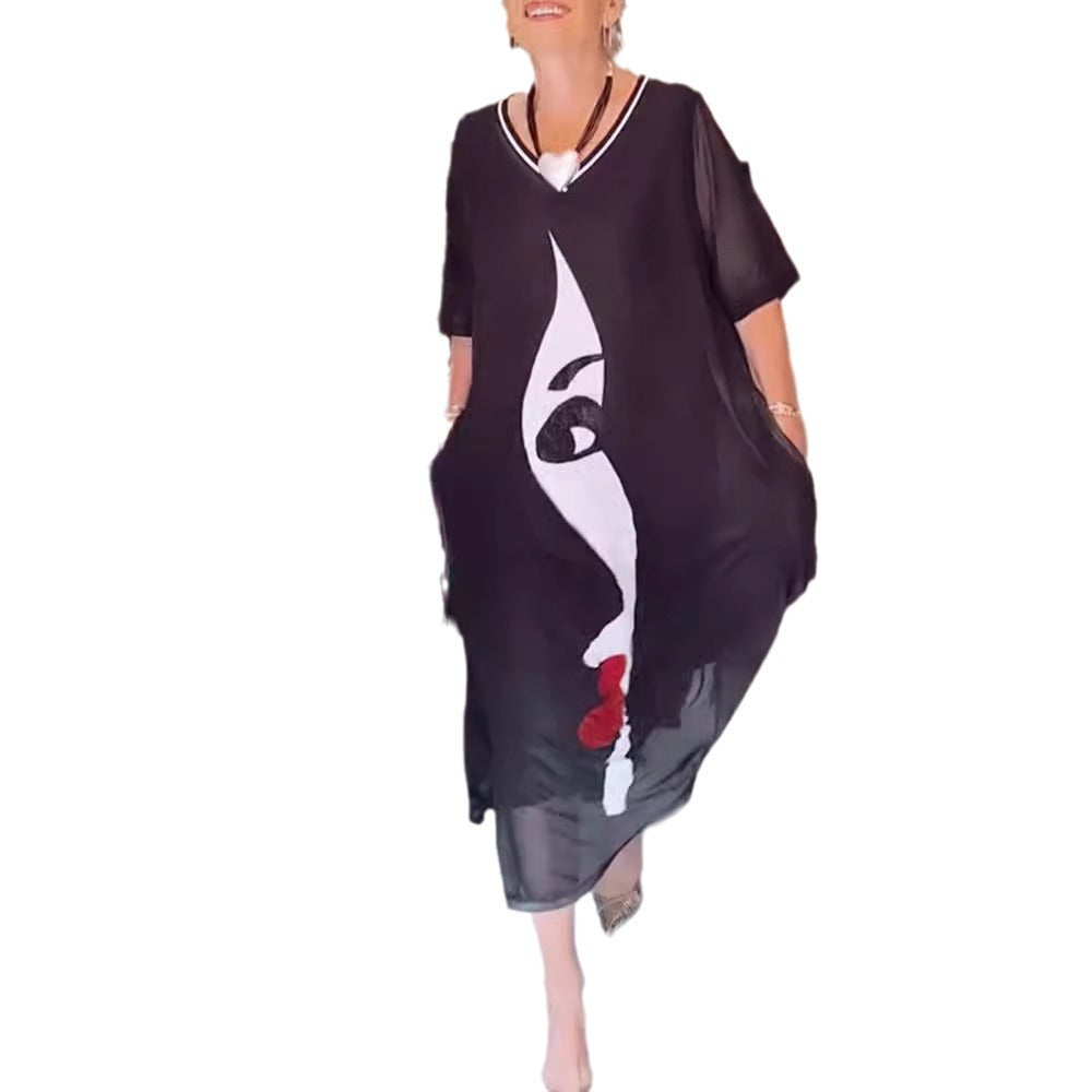 Damen nan luftiges Chiffon-Maxikleid mit grafischem Gesichtsprint, V-Ausschnitt und seitlichen Eingrifftaschen Echo Archiv