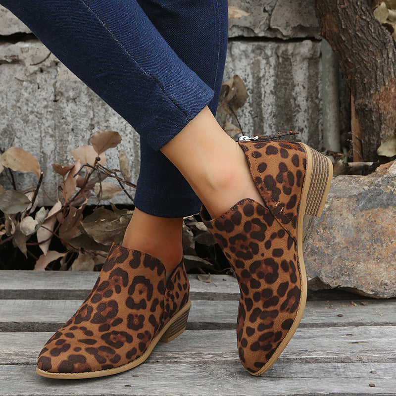 Damen nan V‑Cut Ankleboots aus softem Microvelours mit gestapeltem Blockabsatz und ergonomischem Komfortfußbett Echo Archiv