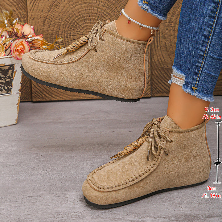 Damen Velours‑Mokassin‑Stiefelette mit handgenähter Ziernaht und Quasten‑Schnürung Echo Archiv