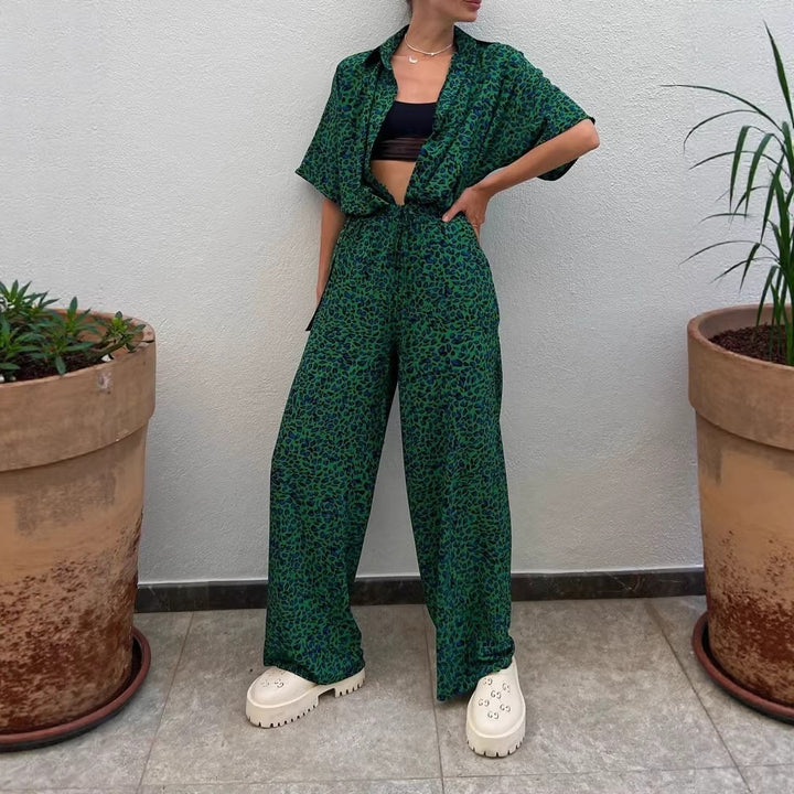 Damen zweiteiliges Safari-Print Loungewear-Set mit kurzärmeliger Hemdbluse und weitem hochgeschnittenen Palazzohose – Élanora