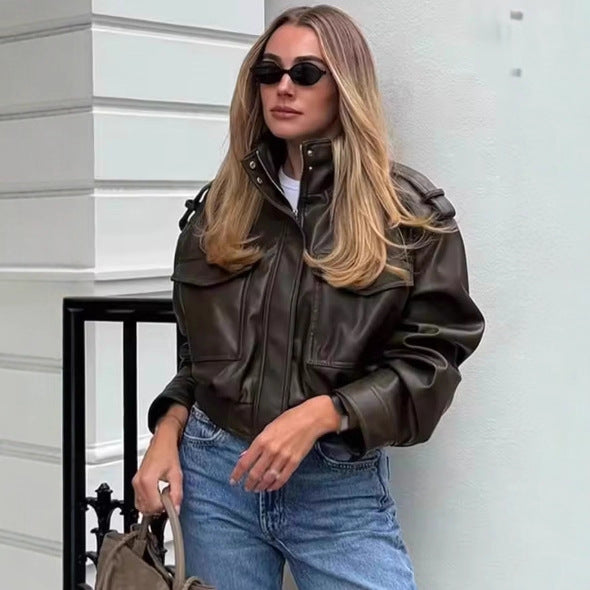 Damen nan kurz geschnittene Military-inspirierte Kunstlederjacke mit hohem Stehkragen, aufgesetzten Pattentaschen, Schulterklappen und geripptem Bund Echo Archiv