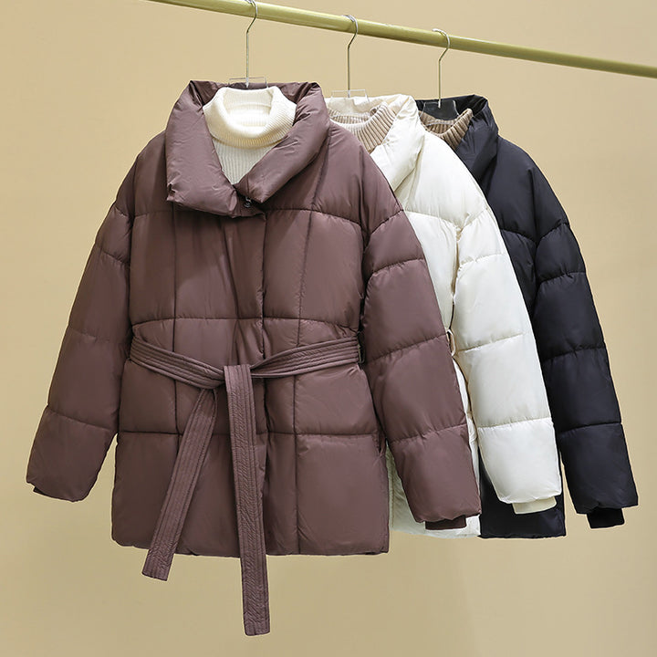 Damen Kurz‑Pufferjacke mit Taillengürtel, breitem Stehkragen und Kassettensteppung Echo Archiv