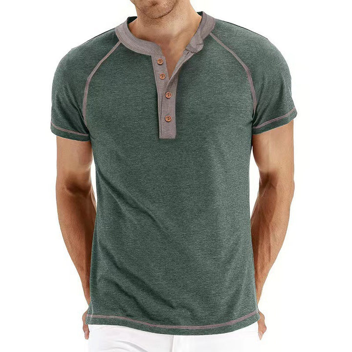 Herren modisches Henley-T-Shirt mit eleganter Knopfleiste und kontrastierenden Nähten Echoarchiv