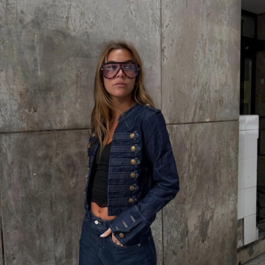 Damen Militärisch inspirierte taillierte Kurzjacke mit Zierfalten und Metallknöpfen Echoarchiv
