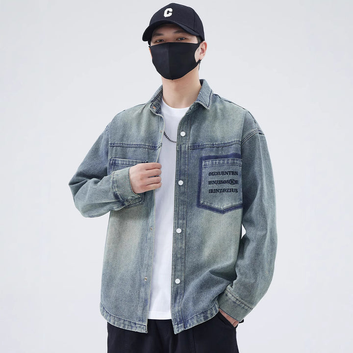 Herren Jeanshemd mit modernem Design und einzigartigen Schriftzügen Echoarchiv