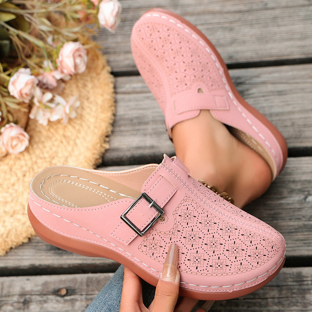 Damen Komfort-Mule mit verstellbarem Schnallenriemen und ornamentaler Lochprägung – Lioré
