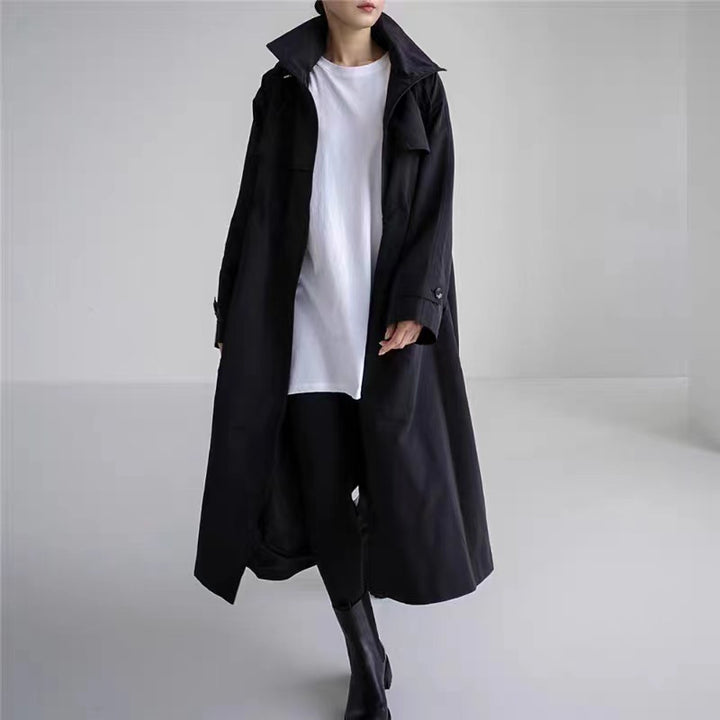 Damen Langer Oversize-Dustercoat mit Cape‑Passe, Tunnelzug‑Taillierung und hohem Stehkragen – Montévia