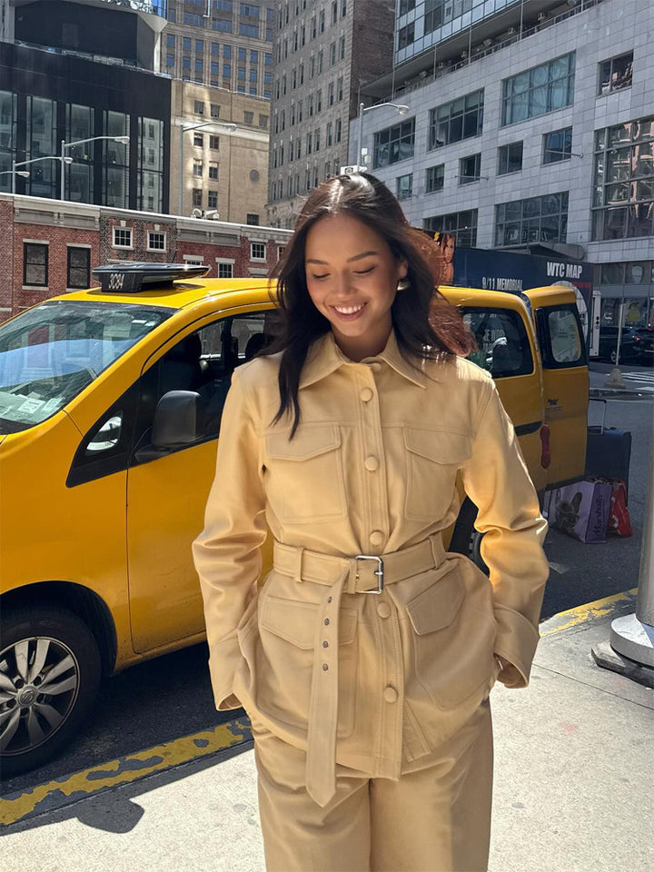 Damen Taillierte Utility-Jacke im Safari-Stil mit breitem Bindegürtel und Pattentaschen Echoarchiv