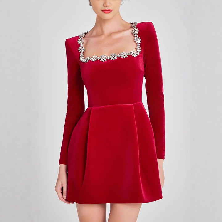 Damen Elegantes Samtkleid mit Blumenapplikationen und U-Boot-Ausschnitt Echo Archiv