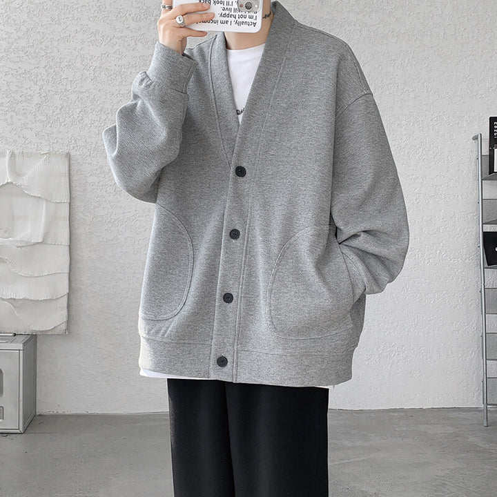 Herren nan oversized Strickcardigan mit V-Ausschnitt, aufgesetzten Rundtaschen und lässiger Drop-Shoulder-Silhouette Echo Archiv