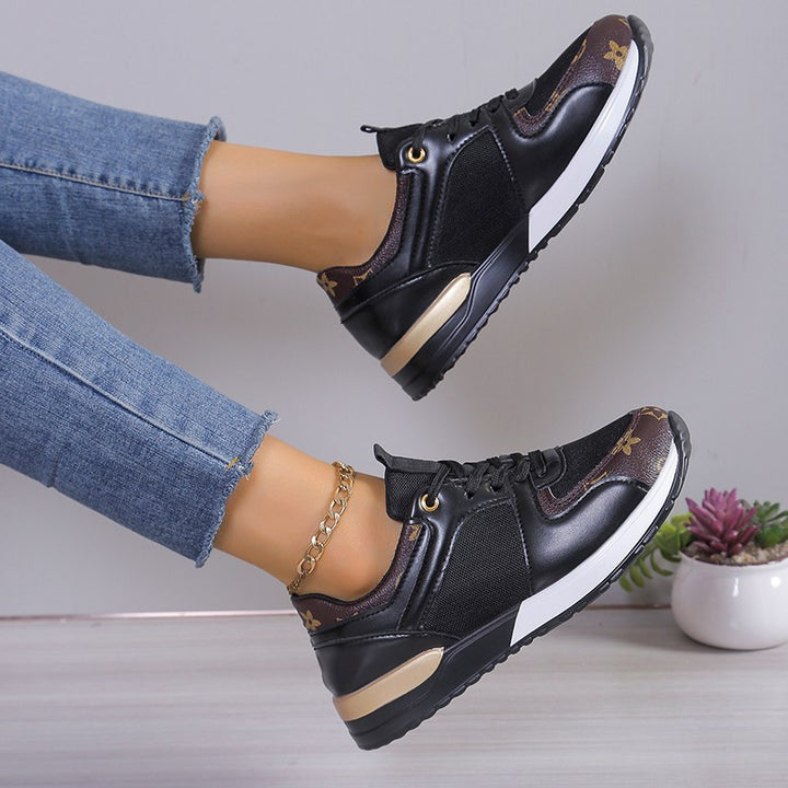 Damen Plateau-Sneakers mit atmungsaktivem Mesh, gepolsterter Innensohle und dekorativem Logomuster-Besatz – Névara