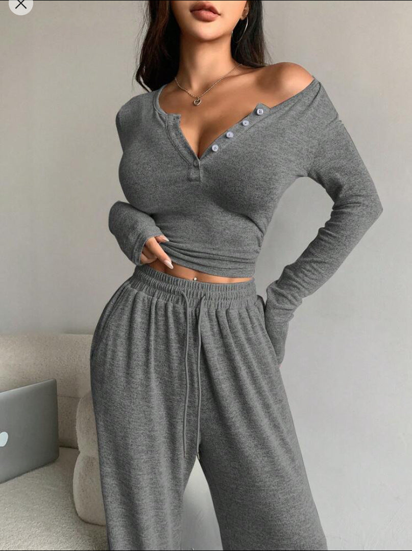 Damen Casual Rippstrick Lounge-Set mit Off-Shoulder Henley-Oberteil und weit geschnittenen Jogginghosen – Élanora