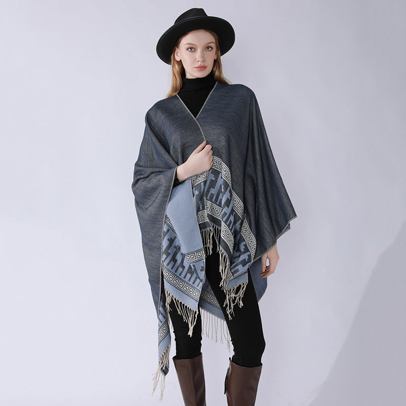 Damen Capeponcho aus feinem Wollmix mit ornamentaler Bordürenkante und Zipfelrand – Montévia