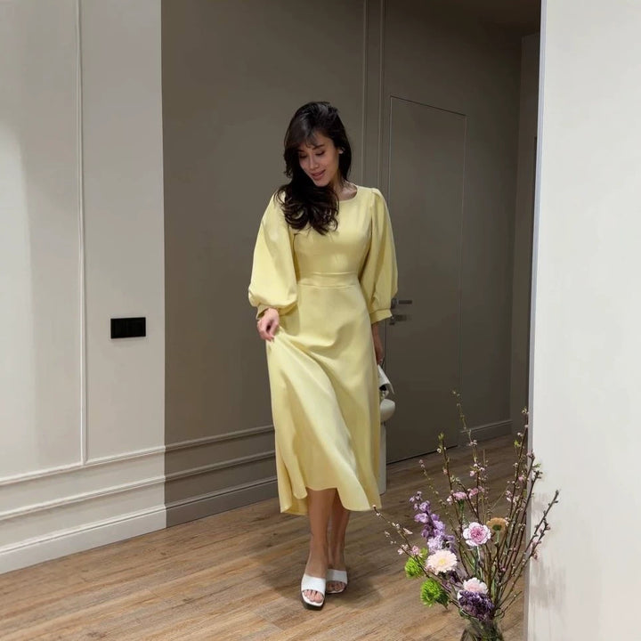 Damen Midikleid mit offenem Rückenausschnitt, voluminösen Puffärmeln und Bindegürtel Echoarchiv