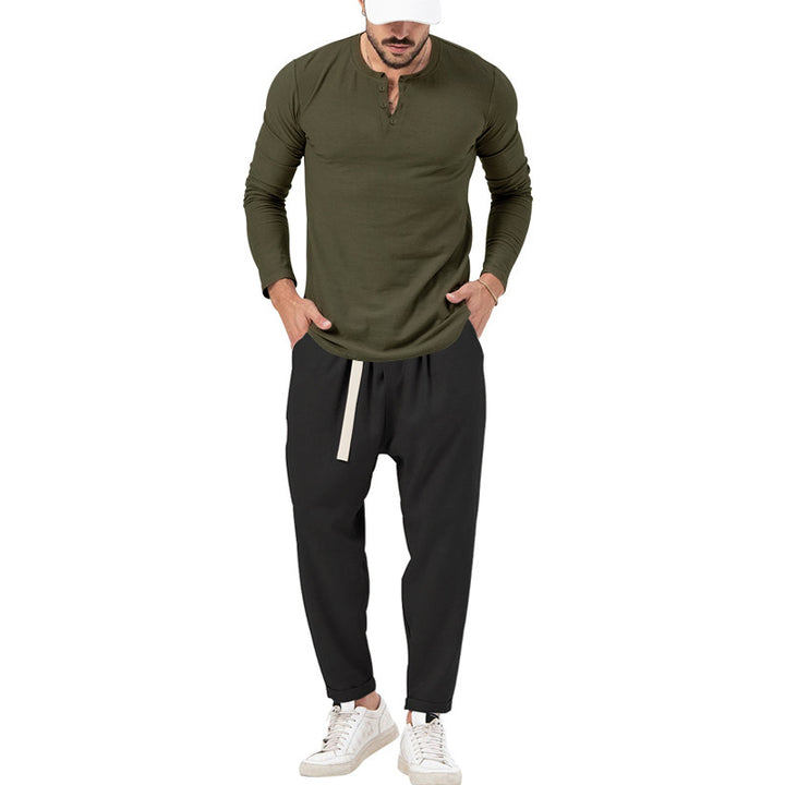 Herren lässiges Langarm-Henley-Shirt kombiniert mit eleganter Jogginghose Echoarchiv
