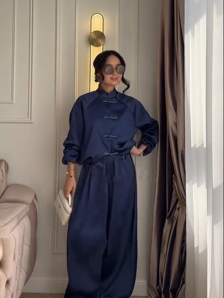 Damen Satin-Zweiteiler mit traditionellen Knebelverschlüssen und weitem Hosenrock Echoarchiv