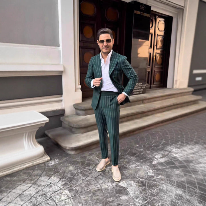 Herren elegante Anzug mit doppelter Knopfreihe und modischen Streifen Echoarchiv
