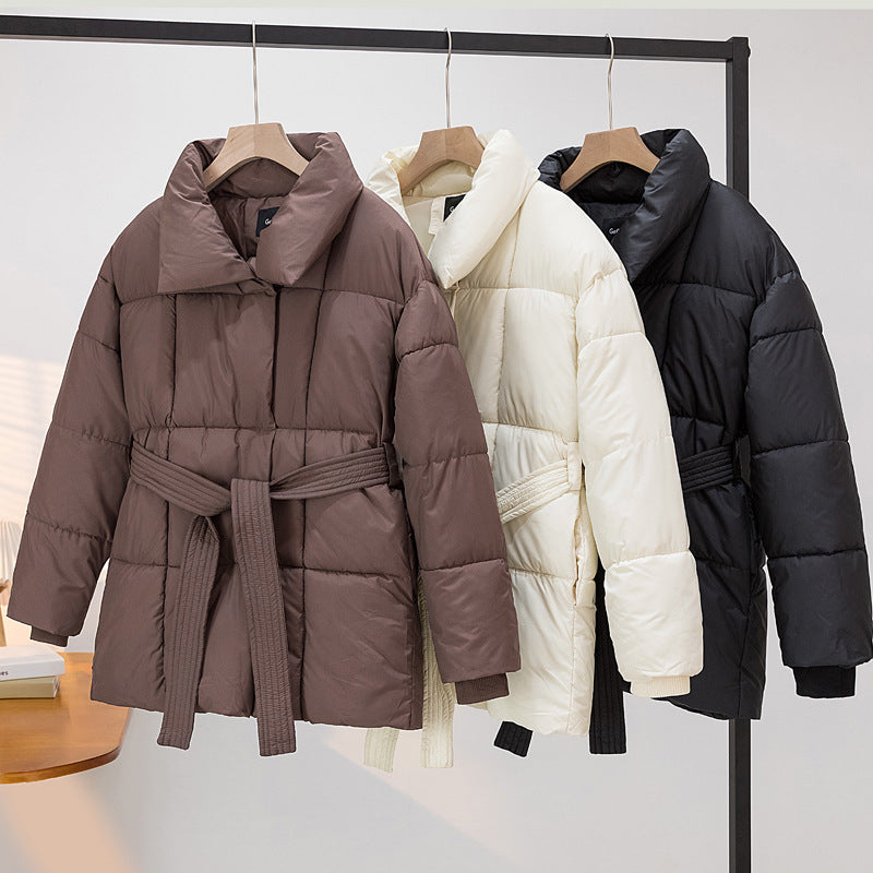 Damen Gekachelte Pufferjacke mit Taillengürtel und breitem Stehkragen Echo Archiv