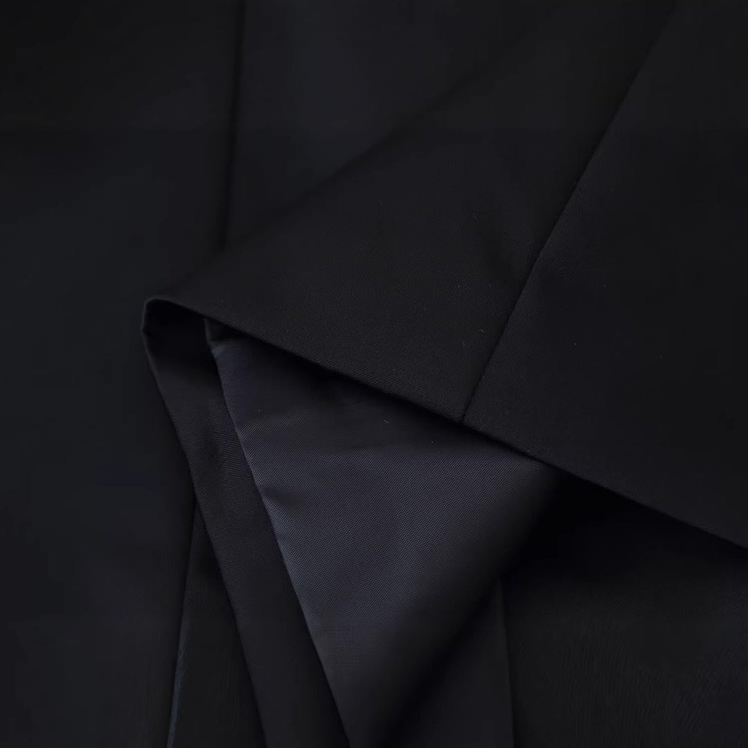 Damen Elegante Kurzjacke im Mandarin‑Stil mit Froschverschlüssen und taillierenden Abnähern Echoarchiv