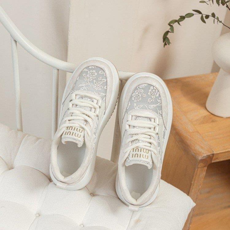 Damen Sneakers mit filigranem Blumenmotiv und gepolsterter Sohle Echo Archiv