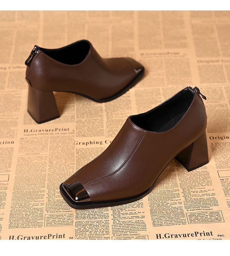 Damen Elegante Stiefeletten mit Blockabsatz und Glänzenden Akzenten Echo Archiv
