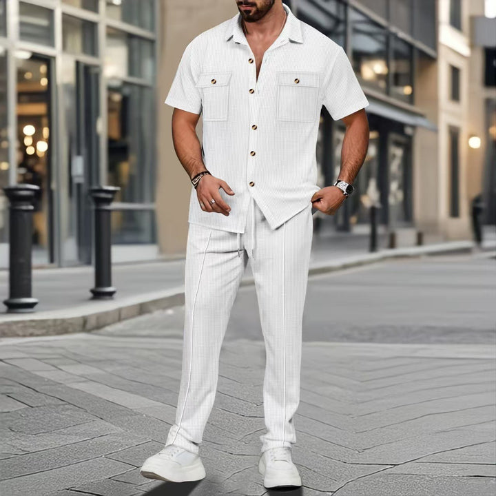 Herren stilvolles Kurzarmhemd mit praktischen Taschen und elastischer Jogginghose Echoarchiv