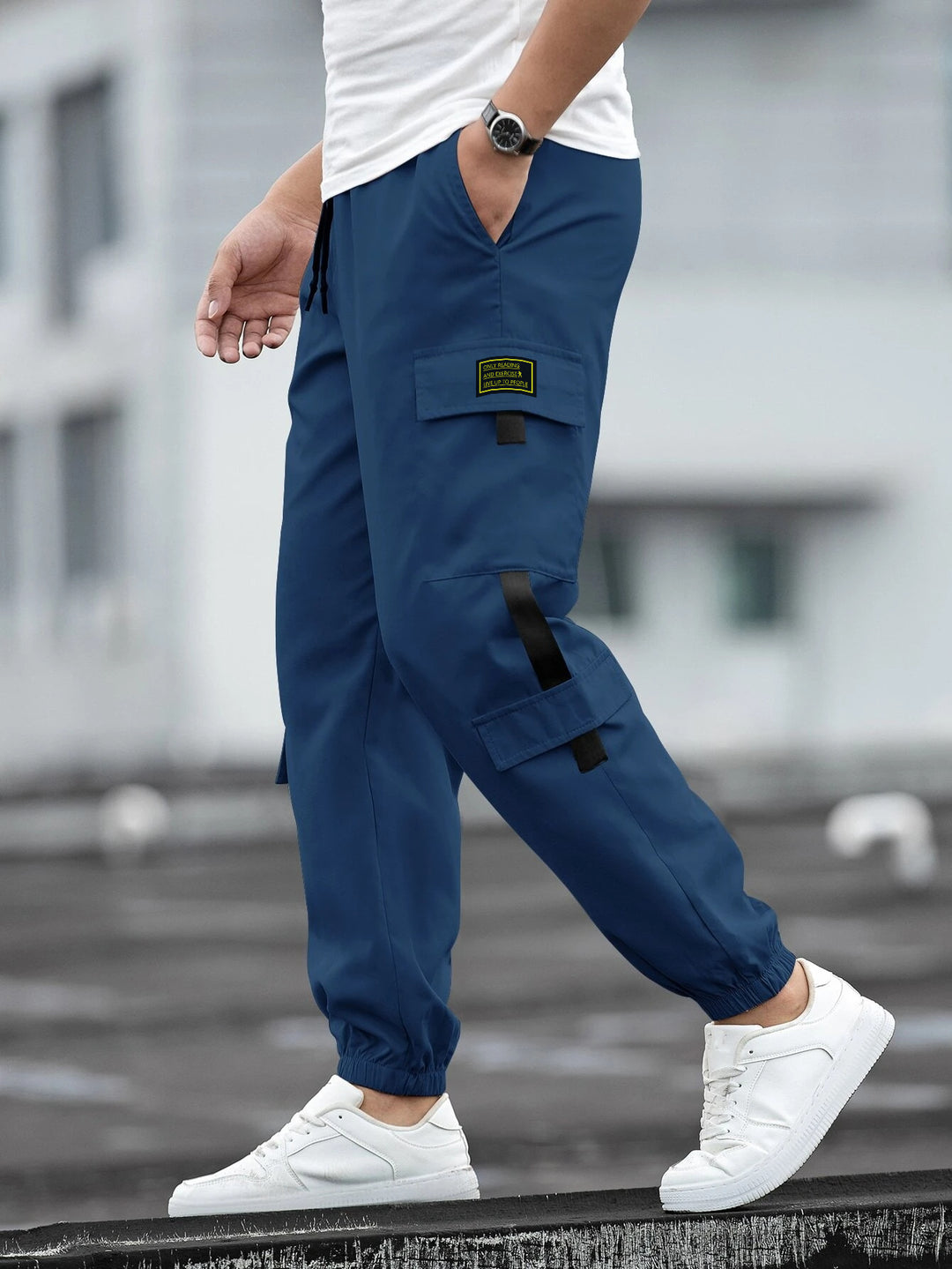 Herren modische Cargo-Joggerhose mit elastischem Bund, Kordelzug und mehreren Sicherheits- und Klappentaschen – Bravaro