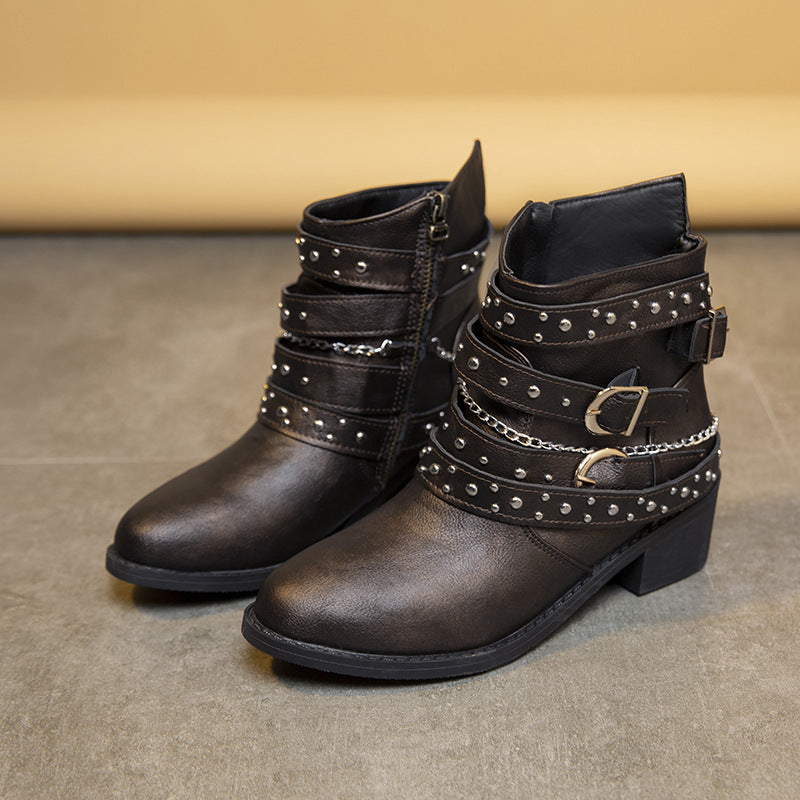 Damen nan knöchelhohe Biker-Stiefelette mit Nietenriemen, Ketten- und Dornschließen-Details Echo Archiv