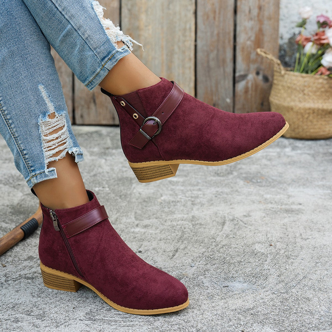 Damen Kurzschaft-Stiefelette aus Wildlederoptik mit seitlichem Reißverschluss und Ziergurt – Varelle