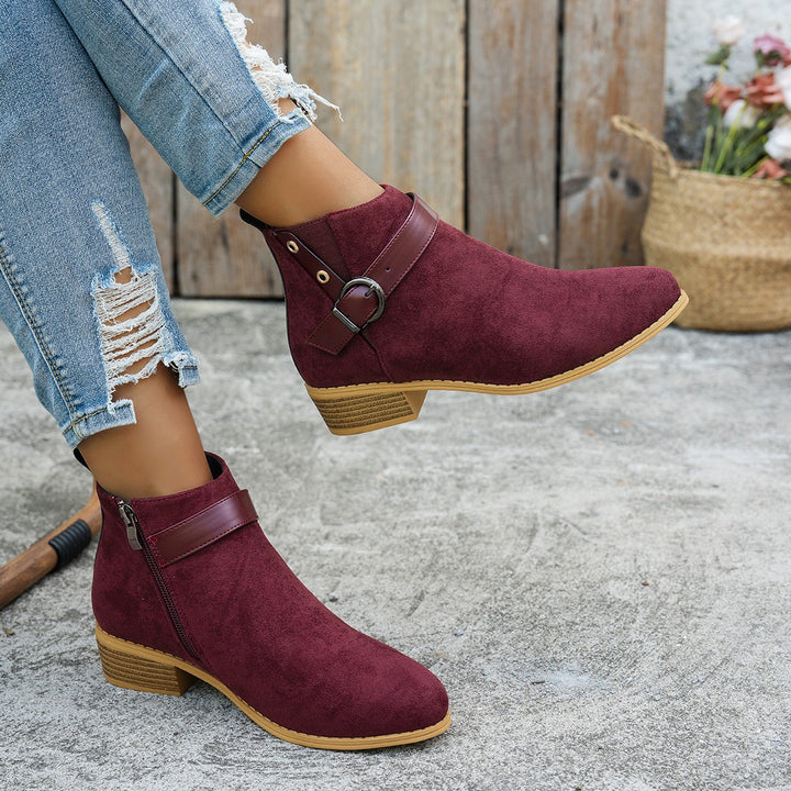 Damen Kurzschaft-Stiefelette aus Wildlederoptik mit seitlichem Reißverschluss und Ziergurt – Varelle