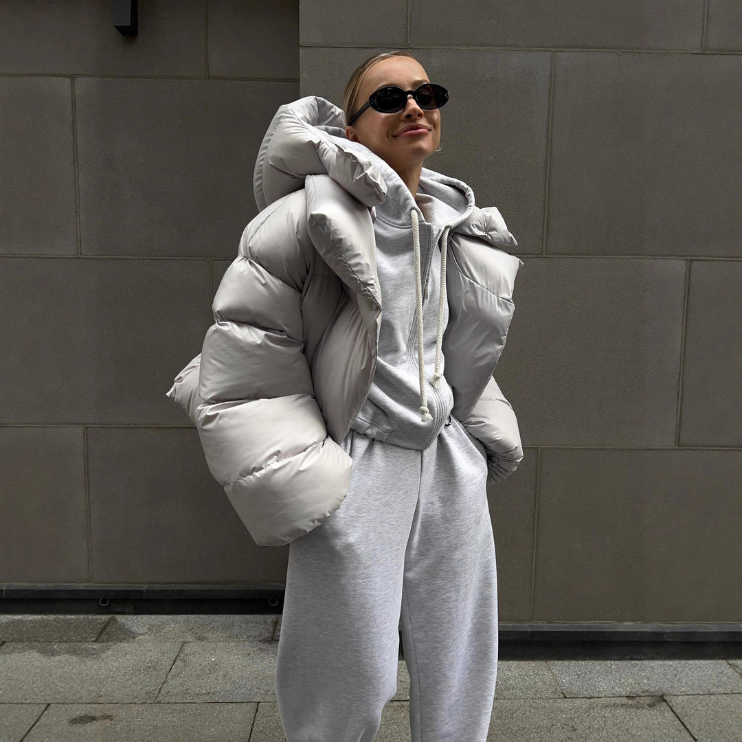 Damen extravagante Oversize Steppdaunenjacke mit extravoluminöser Kapuze Echoarchiv