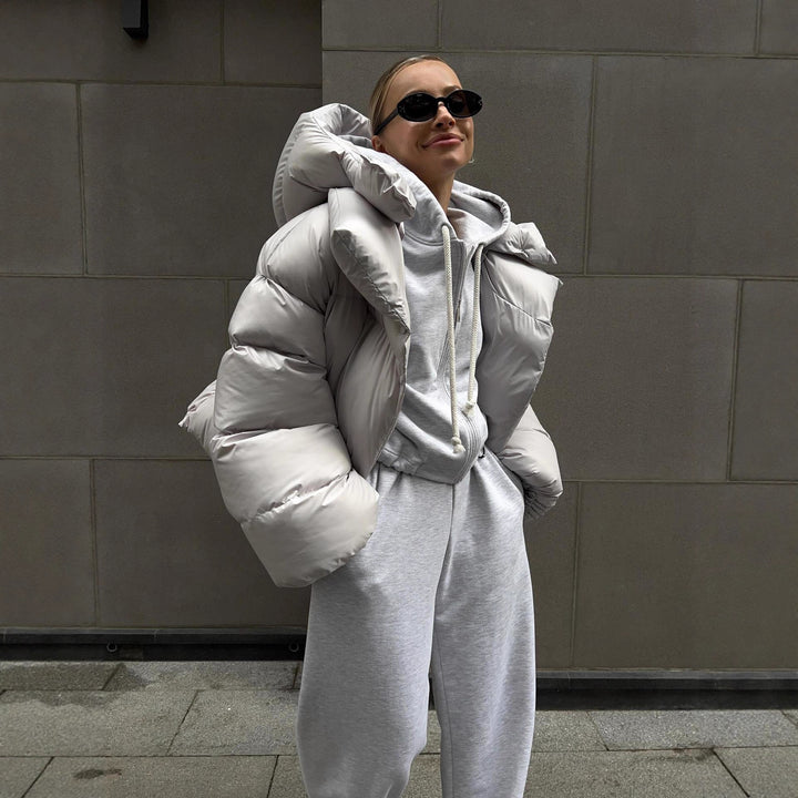 Damen extravagante Oversize Steppdaunenjacke mit extravoluminöser Kapuze Echoarchiv