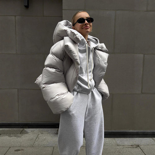Damen extravagante Oversize Steppdaunenjacke mit extravoluminöser Kapuze Echoarchiv