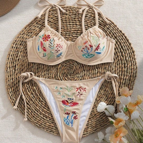 Damen Eleganter Bikini mit kunstvollen Stickereien Echo Archiv