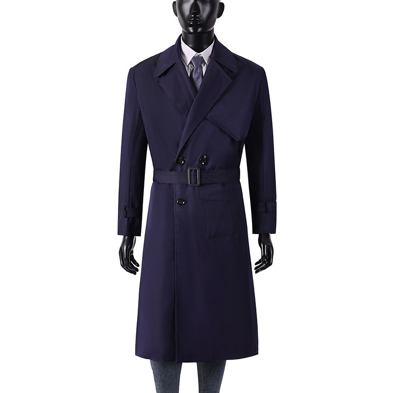 Herren Langmantel im Trenchcoat-Stil mit Sturmklappe, asymmetrischen Taschen und klassischem Revers Echoarchiv