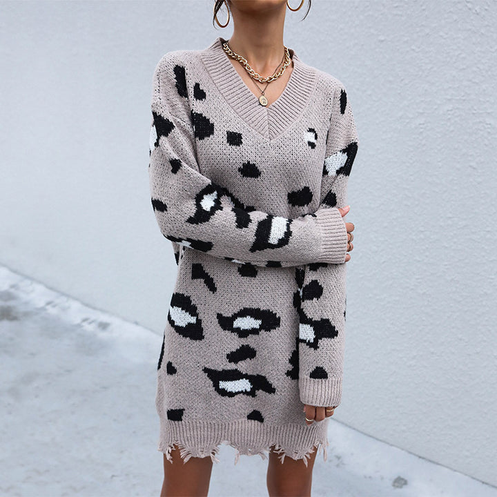 Damen Tailliertes Strickkleid mit V‑Ausschnitt, Fransenbund und Animal-Jacquard Echoarchiv