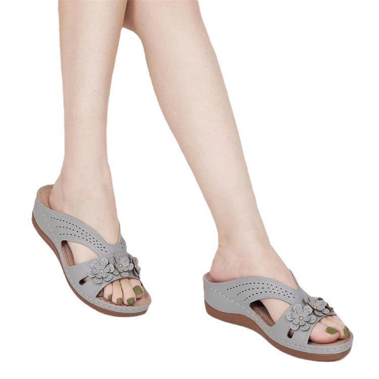 Damen Orthopädische Lederimitat-Pantolette mit Blumen‑Applikation und perforiertem Obermaterial – Sorelia