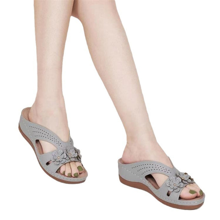 Damen Orthopädische Lederimitat-Pantolette mit Blumen‑Applikation und perforiertem Obermaterial – Sorelia