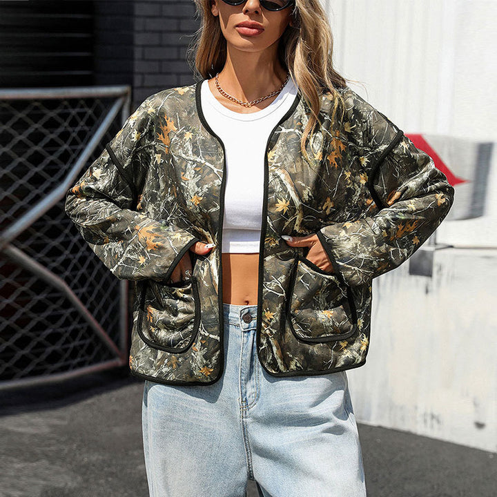 Damen Leicht gesteppte Camouflage-Jacke mit Rundhals, Kontrastpaspeln und aufgesetzten Taschen Echoarchiv