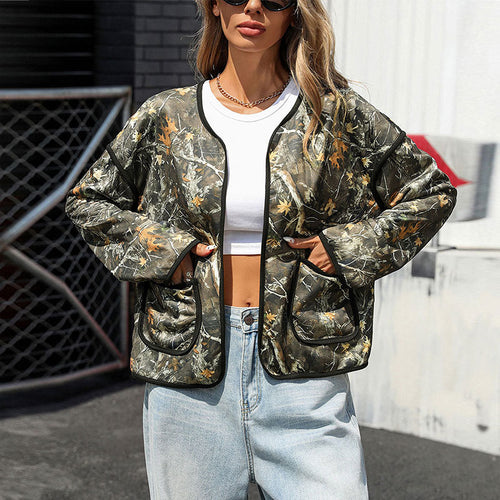 Damen Leicht gesteppte Camouflage-Jacke mit Rundhals, Kontrastpaspeln und aufgesetzten Taschen Echoarchiv