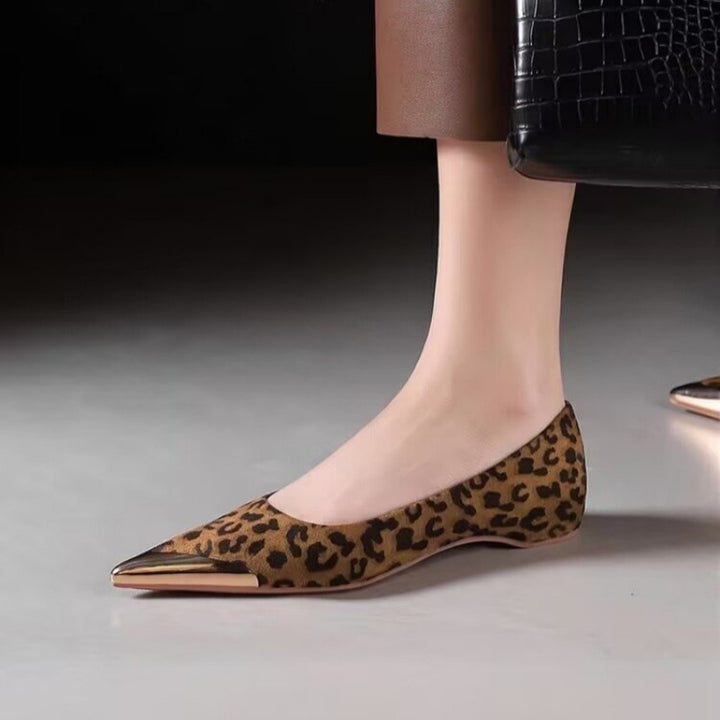 Damen spitz zulaufende flache Ballerina mit Leopardenmuster und Metallkappe – Lioré
