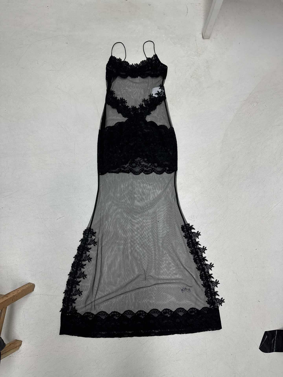 Damen Spitzenkleid mit verführerischen Transparenzen und eleganten Applikationen Echo Archiv