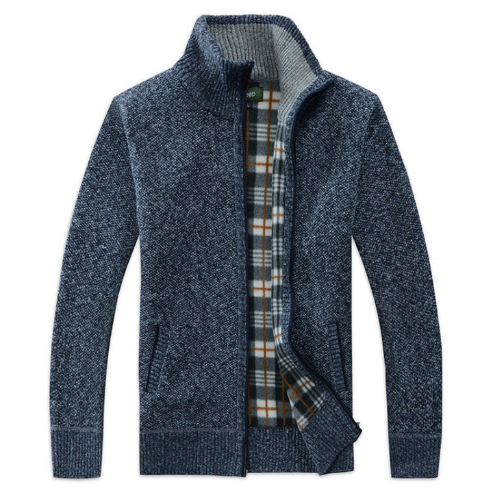 Herren Strickjacke mit hohem Kragen und praktischen Taschen Echoarchiv