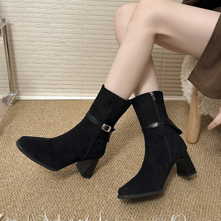 Damen nan halbhohe Stiefeletten mit spitzer Zehenpartie, seitlichem Reißverschluss, Ziergurt und komfortablem Blockabsatz Echo Archiv