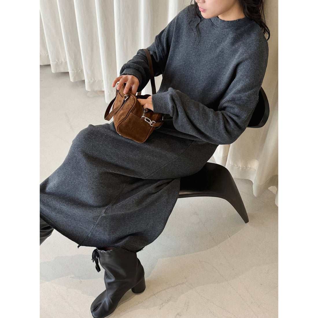 Damen Lässiges Midikleid aus Feinstrick mit Rundhalsausschnitt und rohem Saum Echoarchiv