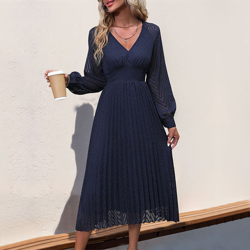 Damen Plissee Midi-Kleid mit V-Ausschnitt und langen Ärmeln Echo Archiv