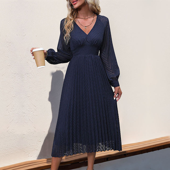 Damen Plissee Midi-Kleid mit V-Ausschnitt und langen Ärmeln Echo Archiv