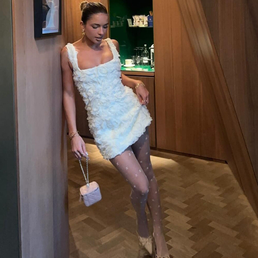 Damen Minikleid mit strukturierten Blumenapplikationen und verführerischem Ausschnitt Echo Archiv