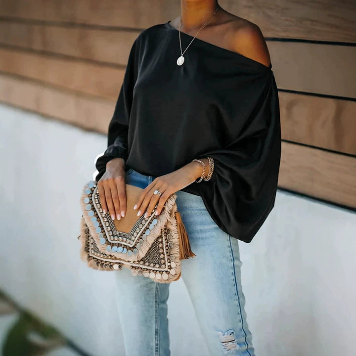 Damen Satinbluse mit asymmetrischem Carmen-Ausschnitt und weiten Fledermausärmeln – Élovi