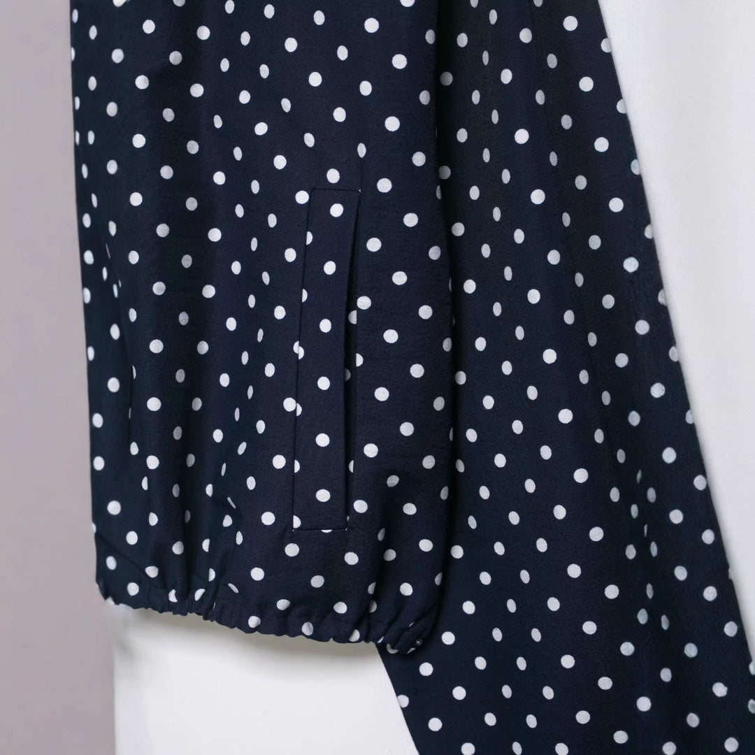 Damen Gepunktete Cropped-Blusenjacke mit Stehkragen, Tunnelzug und Eingrifftaschen Echoarchiv
